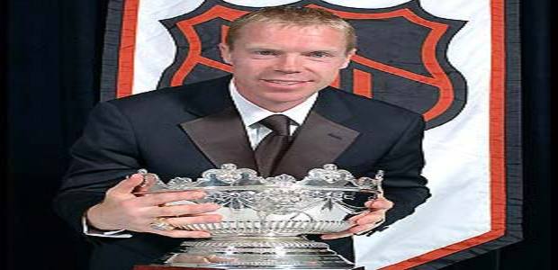 112-ice_hockey_2004_selke_trophy_winner_kris_draper.jpg-featured