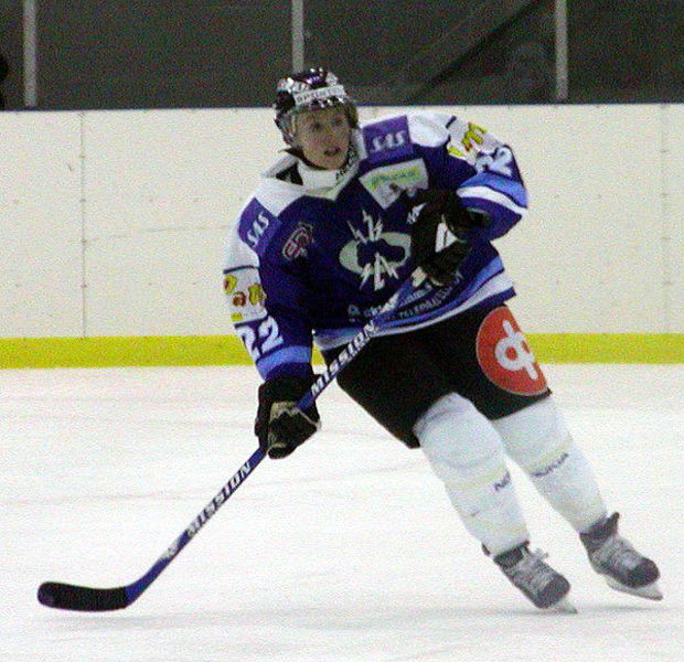 78-ice_hockey_hayley_wickenheiser_kirkkonummen_salamat_2003.jpg-featured
