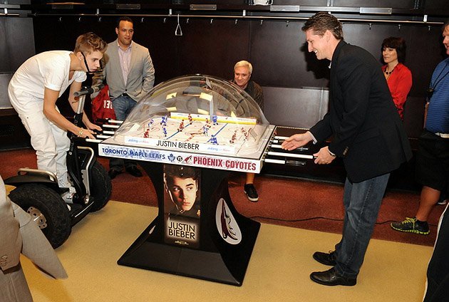 Justin Bieber & Coyotes President Mike Nealy play Bubble Hockey