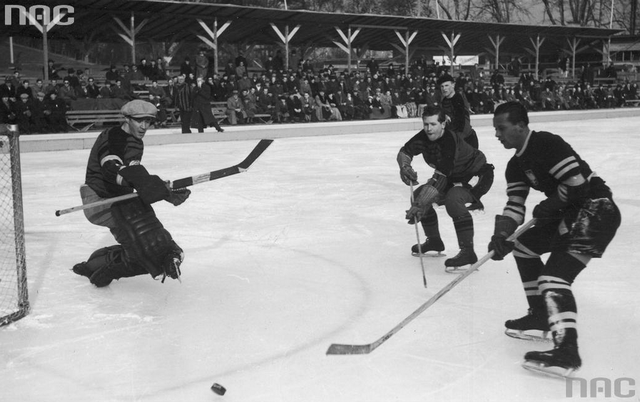 Trail Smoke Eaters vs Poland at World Championships in 1939