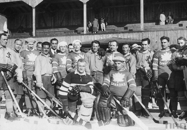 Antique Ice Hockey - Team Canada and HC Davos - Group Photo 1930