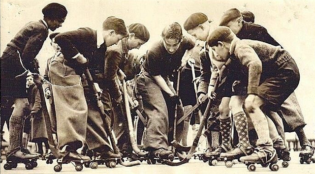 Antique Roller Hockey Game - sur l'Esplanade des Invalides 1936