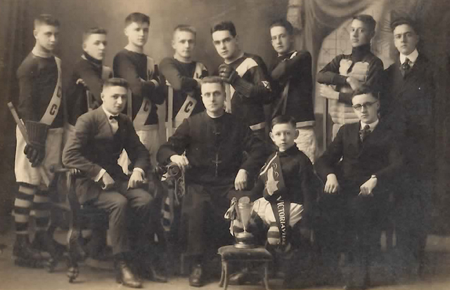 Victoriaville Collège Sacré-Coeur Hockey Team - circa 1910