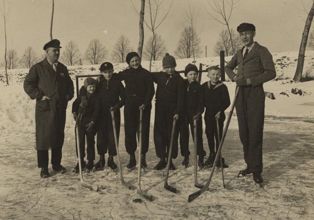 Antique Ice Hockey - Kids Team Photo - Early 1900s