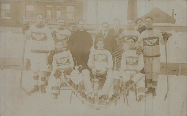 Le Club de L'école - Antique Quebec Ice Hockey Team - circa 1910