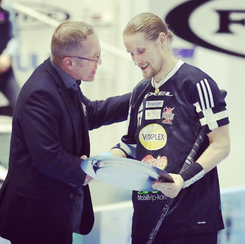 Jari Kinnunen Presents Mikael Järvi with 700 Point League Plate