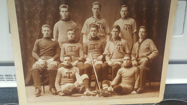 1900" s hockey team  hTt   ( need more information ) 