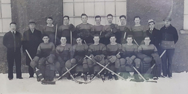 Queen's Junior Intercollegiate Hockey Champions 1935 Queen's Golden Gaels
