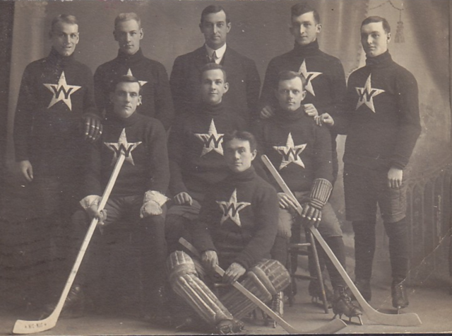 Wiarton Hockey Team 1913 Wiarton Stars - Wiarton Redmen
