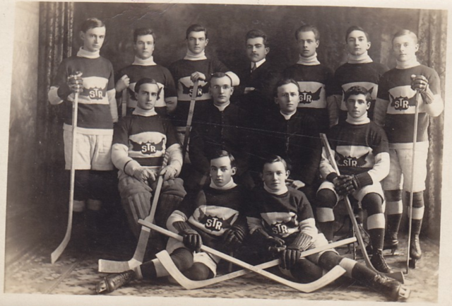 Séminaire de Trois-Rivières Hockey Team - circa 1918
