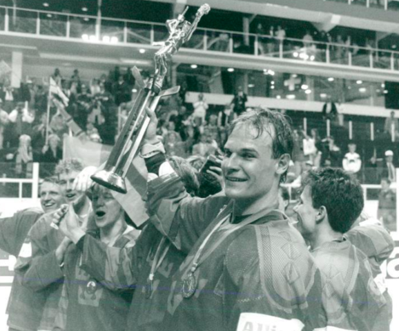 Thomas Rundqvist holds 1991 World Ice Hockey Championship Trophy