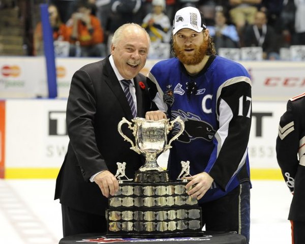 Sea Dogs Captain Mike Thomas with Memorial Cup and David Branch