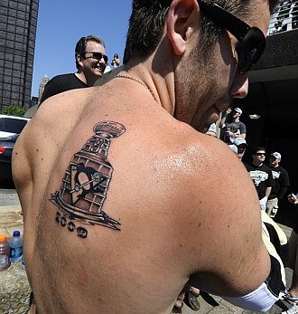 Pascal Dupuis shows his Stanley Cup Tattoo