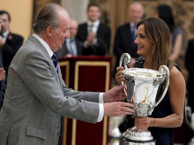 Spanish King Juan Carlos I presents Luciana Aymar with Trophy