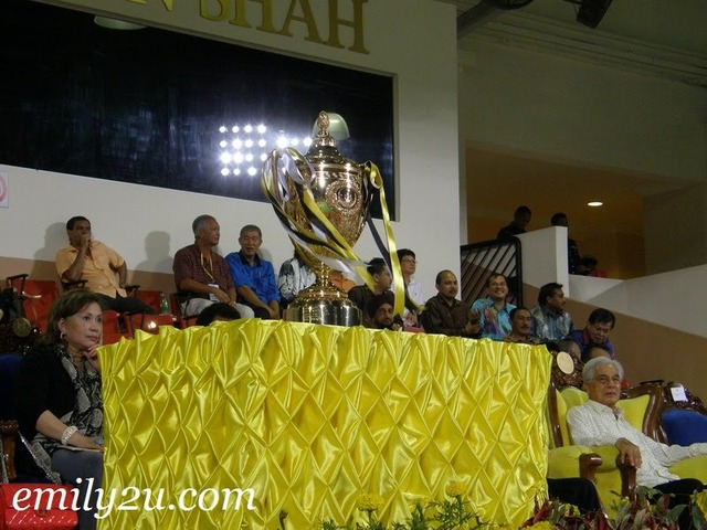The Sultan Azlan Shah sitting next to Sultan Azlan Shah Cup