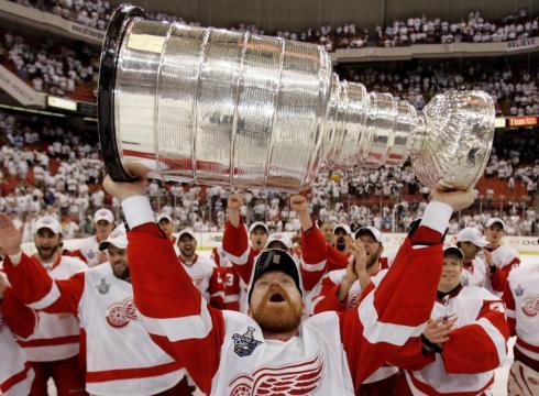 Kris Draper and the Detroit Red Wings Hoist The Stanley Cup