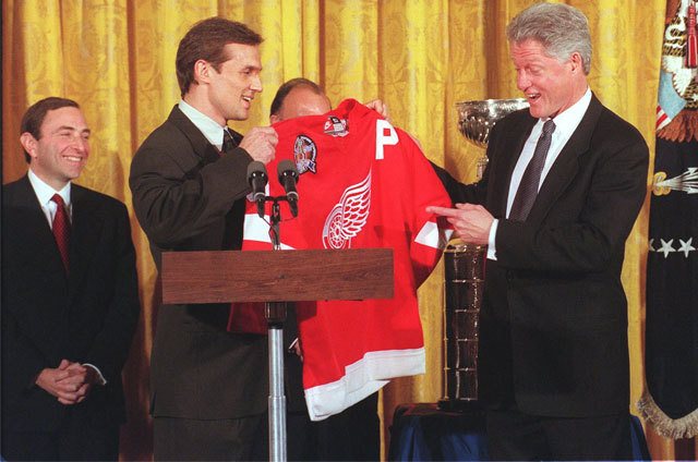 Steve Yzerman gives Bill Clinton a Detroit Red Wings Jersey 