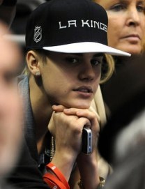 Justin Bieber in a LA Kings hat and Love For Lokomotiv bracelets