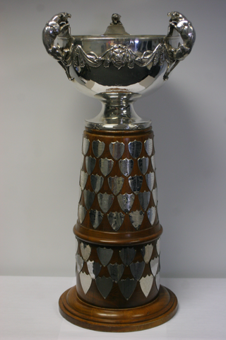 Titre original&nbsp;:  J. Ross Robertson Cup - OHA Senior A Championship Trophy