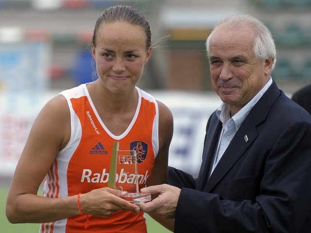 Maartje Paumen Accepts 2011 FIH Player of the Year Trophy