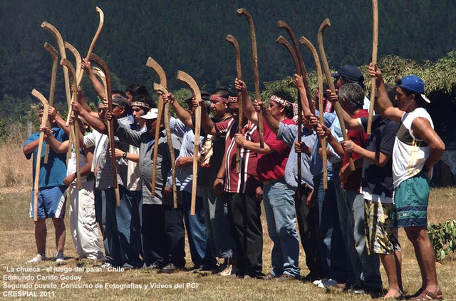 Chueca / Palin players salute their sticks - Chile - 2011