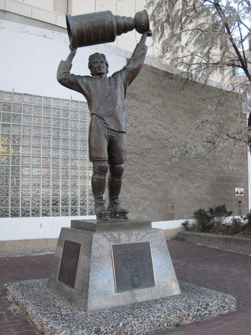Wayne Gretzky Statue in Edmonton - Lifting The Stanley Cup