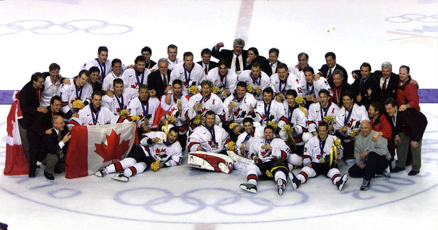 2002 Winter Olympics Hockey Champions - Team / équipe Canada