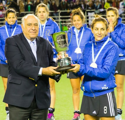 Tony von Ondarza Gives Pan American Cup to Luciana Aymar