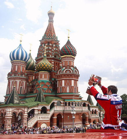 Ovechkin lifts 2014 IIHF World Championship Trophy at Kremlin
