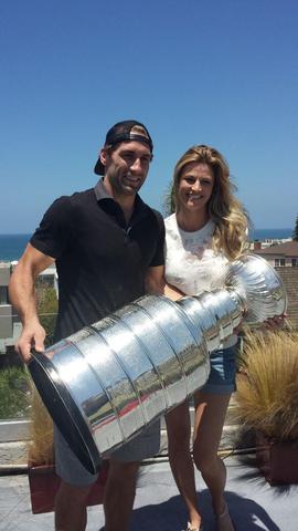 Jarret Stoll & girlfriend Erin Andrews holding Stanley Cup 2014