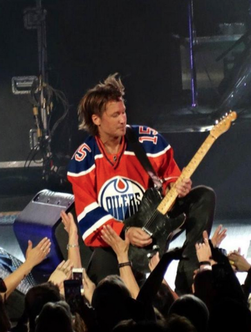 Keith Urban wears a Edmonton Oilers Jersey at Rexall Place 2015