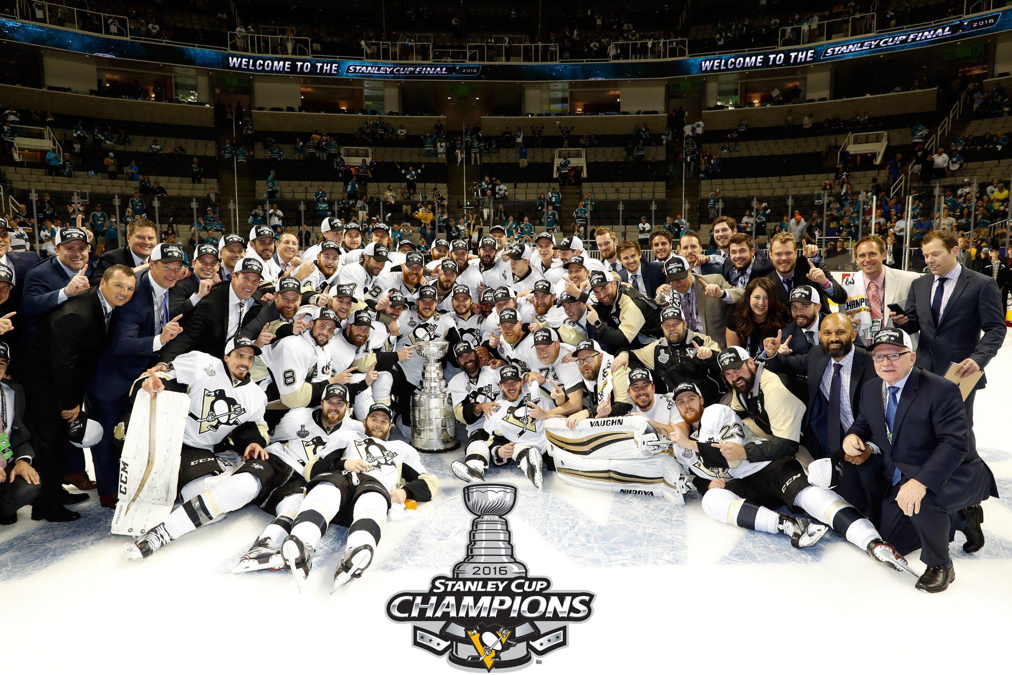 Phil Kessel Pittsburgh Penguins Unsigned 2016 Stanley Cup Champions Raising  Cup Photograph