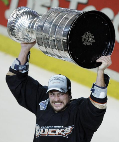 Teemu Selänne with the Stanley Cup 2007