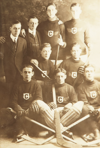 Columbia Hockey Team / Le Colombia Hockey Équipe 1915 Valleyfield, Quebec