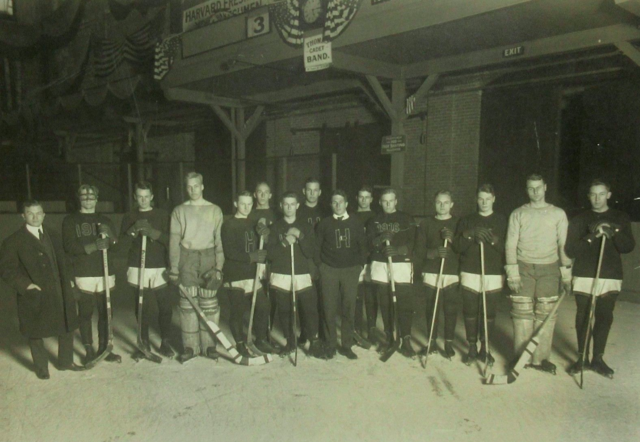 Harvard University Hockey Team / Harvard Crimson Hockey 1916