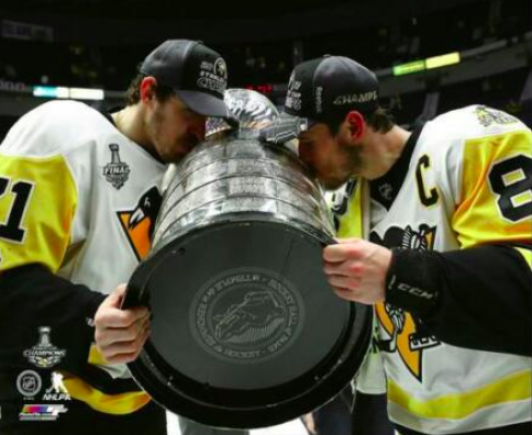 Evgeni Malkin & Sidney Crosby Kiss The Stanley Cup 2017