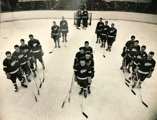 Detroit Red Wings 1950 on ice team photo
