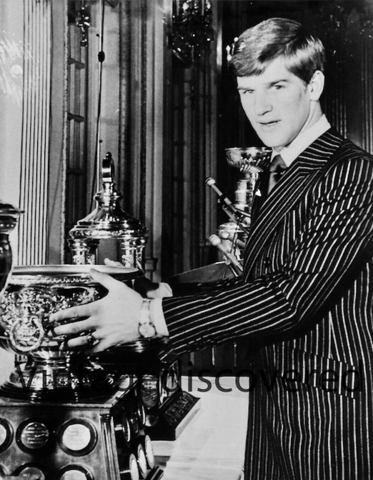 Bobby Orr holds the Art Ross Trophy 1970