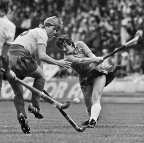 Scottish Hockey Joan Dobie fires a shot past England's Barbara Hambly 1985