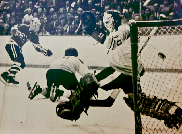 Bobby Hull scores 600th Goal vs Gerry Cheevers of Boston Bruins March 25, 1972