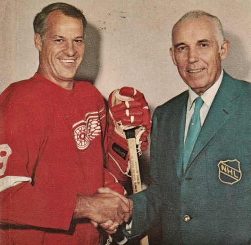 Detroit Red Wings Gordie Howe & NHL President Clarence Campbell 1970