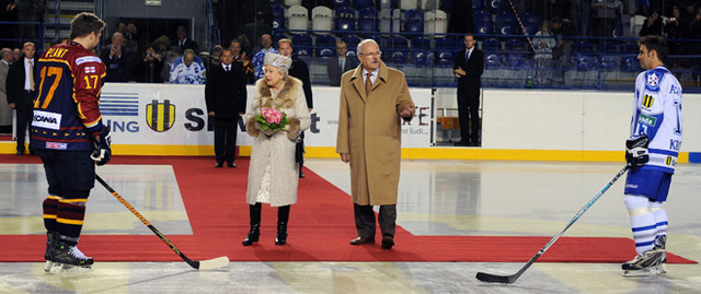 Queen Elizabeth II - Ceremonial Ice Hockey face off in Slovakia 