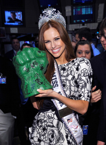 Miss USA 2011 Alyssa Campanella with a Canucks souvenir