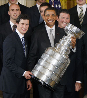 Sydney Crosby, Barack Obama holding Stanley Cup & Mario Lemieux