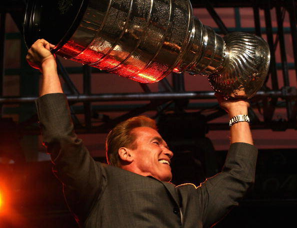 Arnold Schwarzenegger lifts The Stanley Cup over his head
