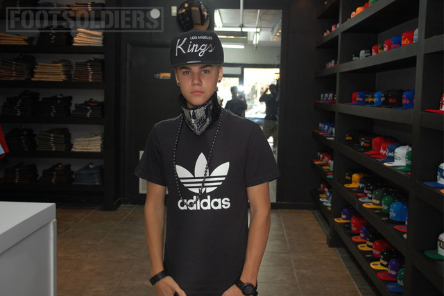Justin Bieber wearing a LA Kings Hat