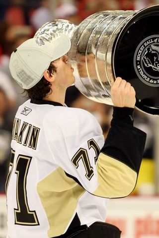 Evgeni Malkin Kisses The Stanley Cup