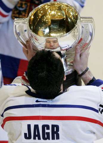 Jaromir Jagr Kisses the IIHF World Championship Trophy - 2005