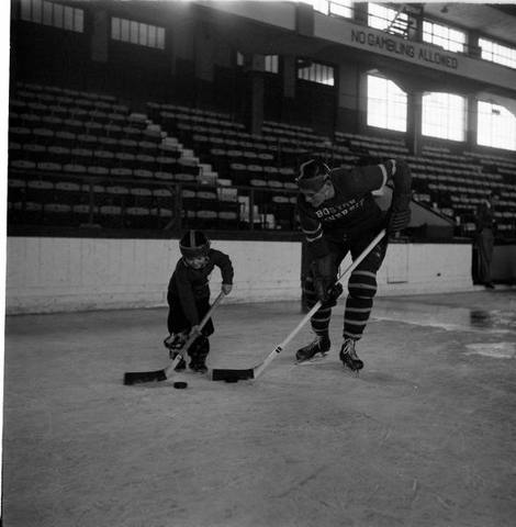 Boston University Player Helps Teach a Young Ice Hockey Player