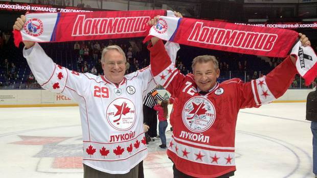 Ken Dryden & Vladislav Tretiak Hold Locomotiv Banners in Honor
